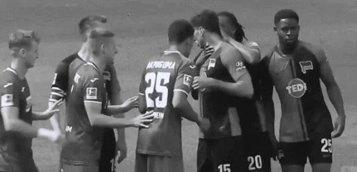 慶祝進球時違規親吻隊友 德甲后衛澄清 在講解戰術